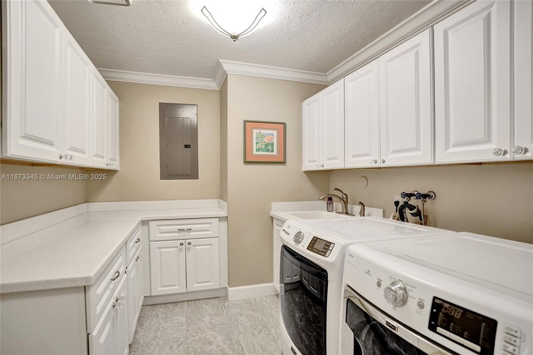 Недавно продано: $988,800 (4 спален, 4 ванн, 3520 Квадратных фут)