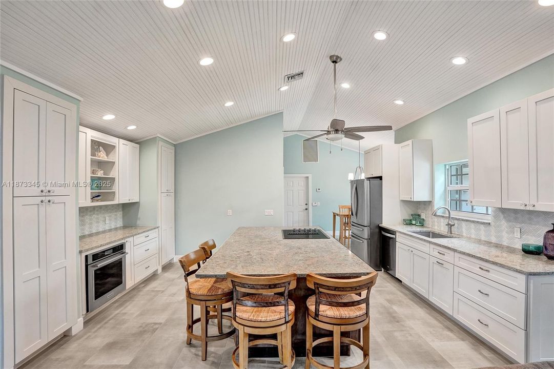 Недавно продано: $988,800 (4 спален, 4 ванн, 3520 Квадратных фут)