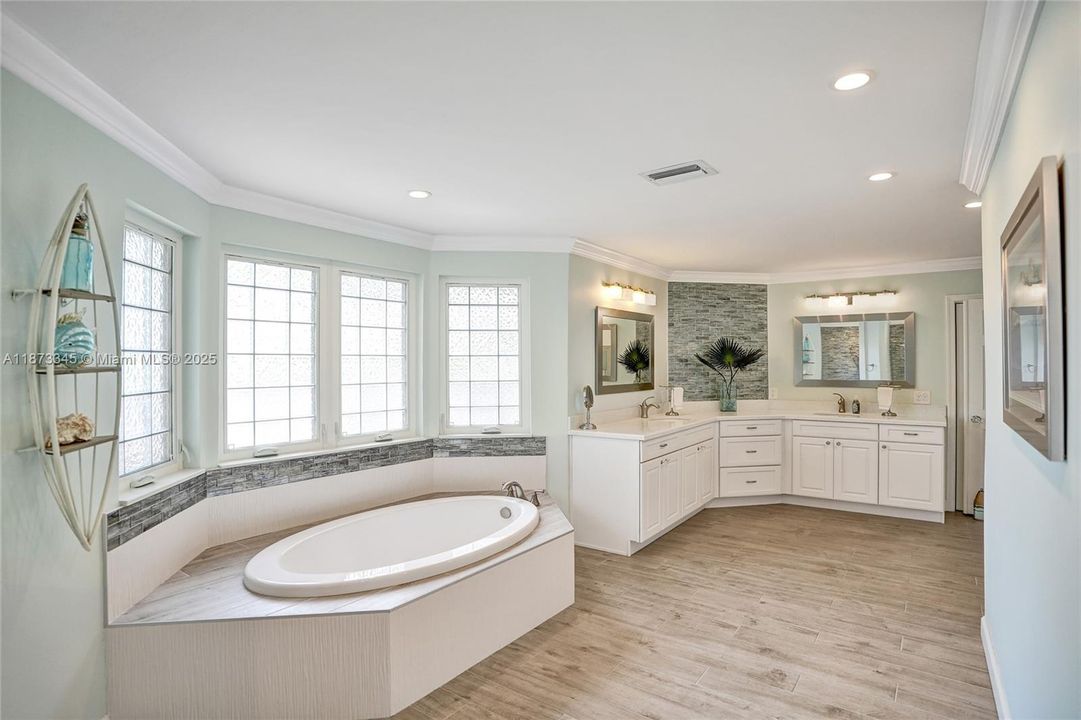 Недавно продано: $988,800 (4 спален, 4 ванн, 3520 Квадратных фут)