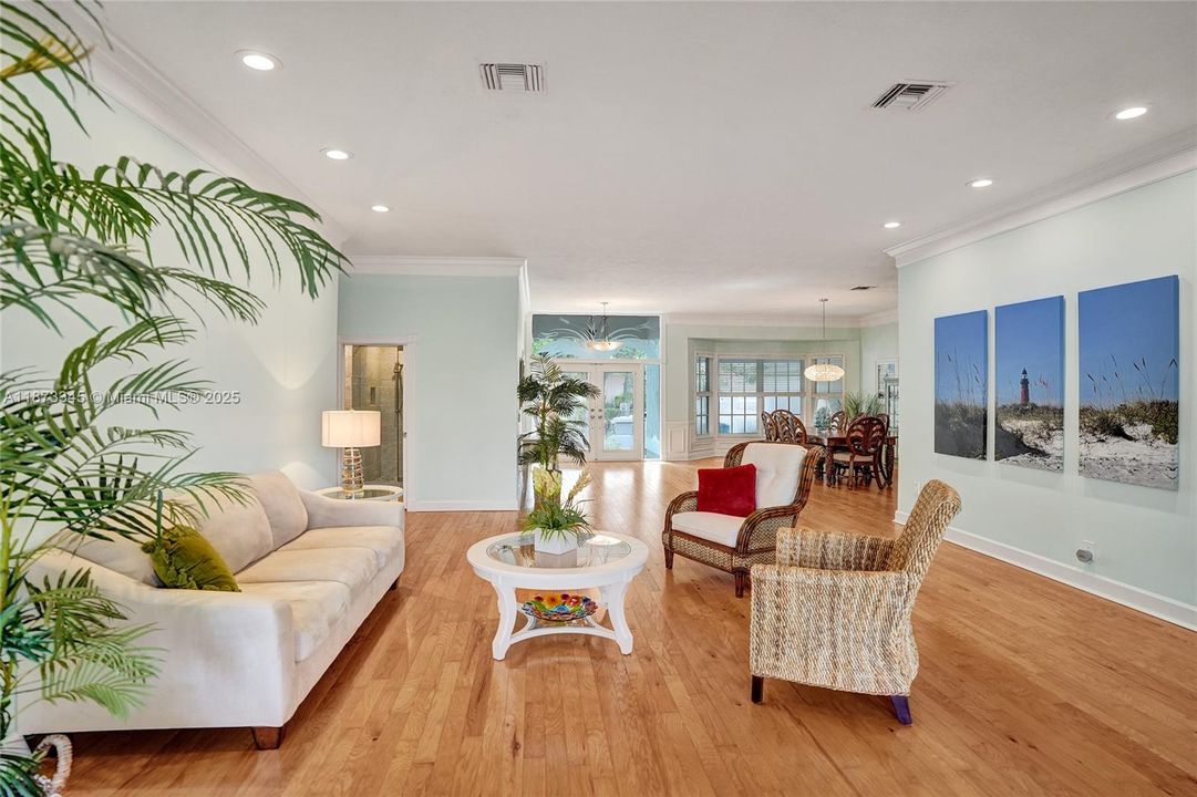 Недавно продано: $988,800 (4 спален, 4 ванн, 3520 Квадратных фут)