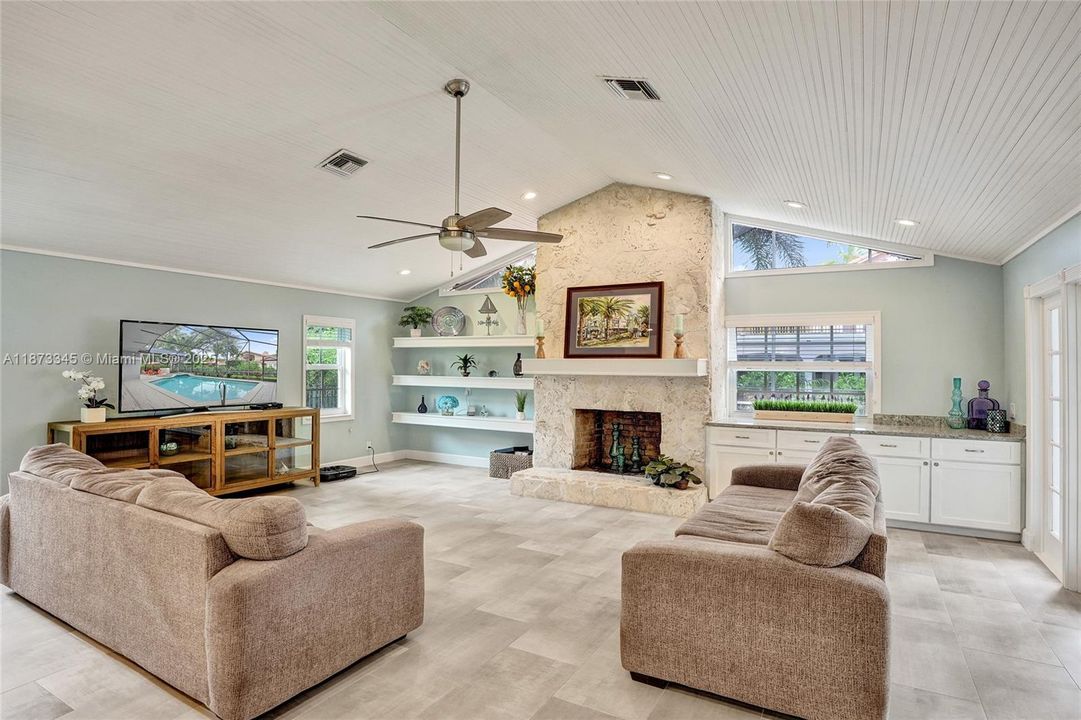 Недавно продано: $988,800 (4 спален, 4 ванн, 3520 Квадратных фут)