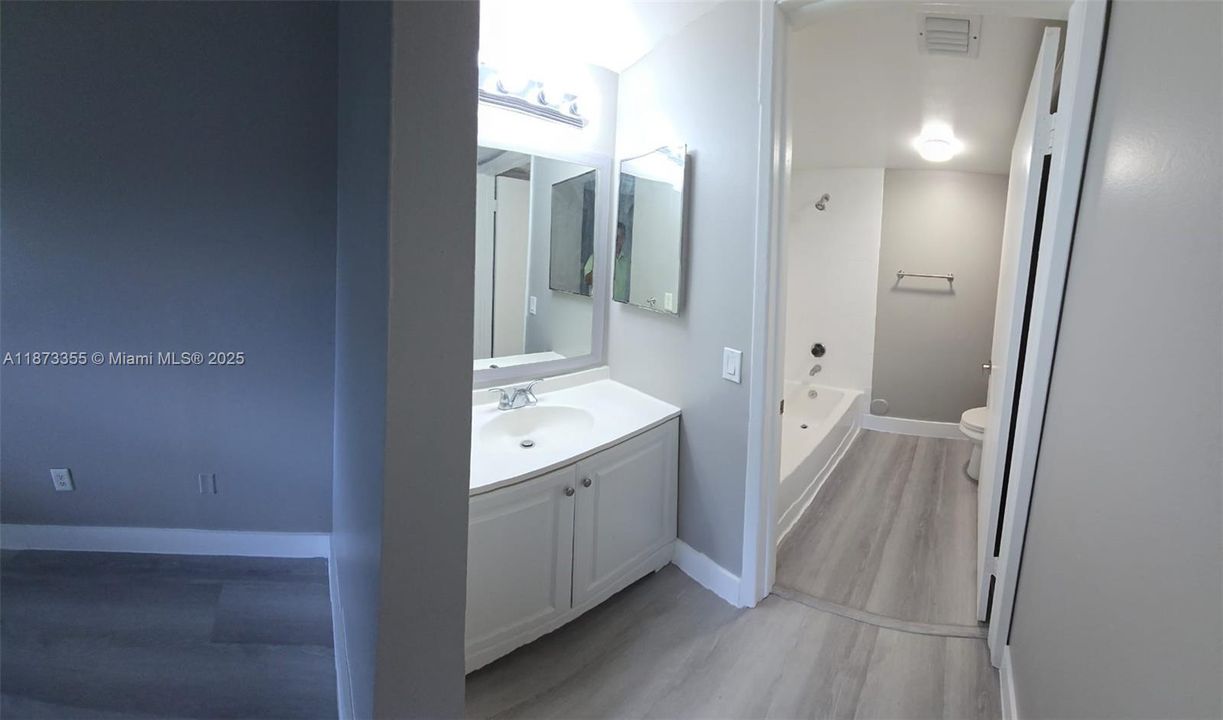 Activo con contrato: $2,150 (2 camas, 2 baños, 986 Pies cuadrados)