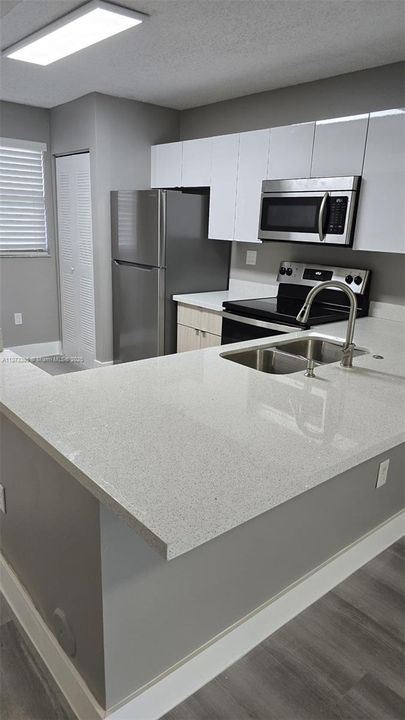 Activo con contrato: $2,150 (2 camas, 2 baños, 986 Pies cuadrados)