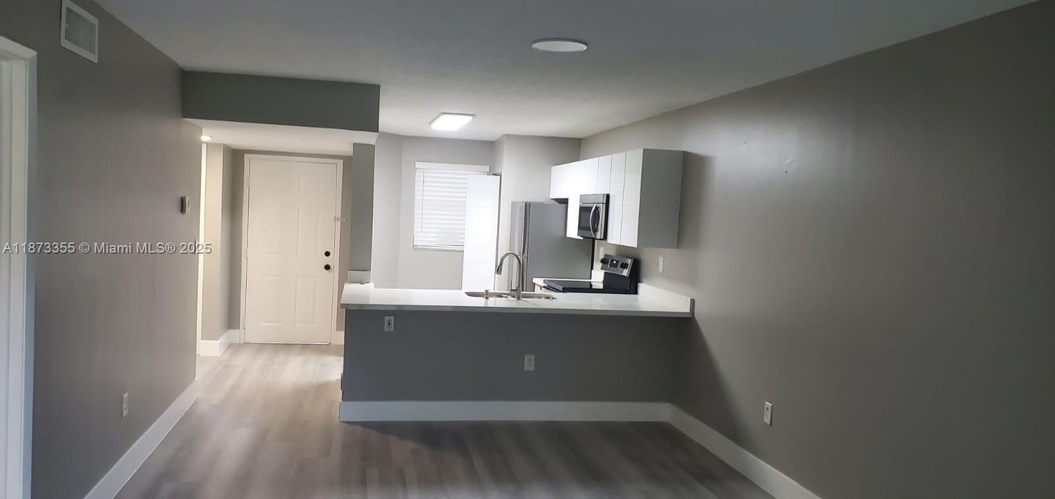 Activo con contrato: $2,150 (2 camas, 2 baños, 986 Pies cuadrados)