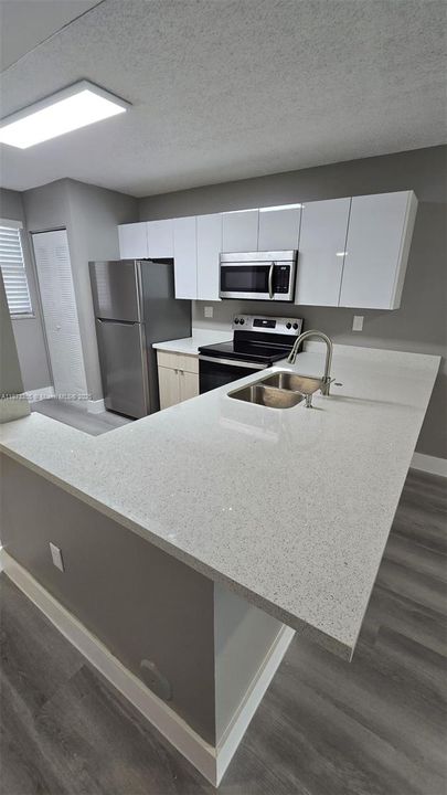 Activo con contrato: $2,150 (2 camas, 2 baños, 986 Pies cuadrados)