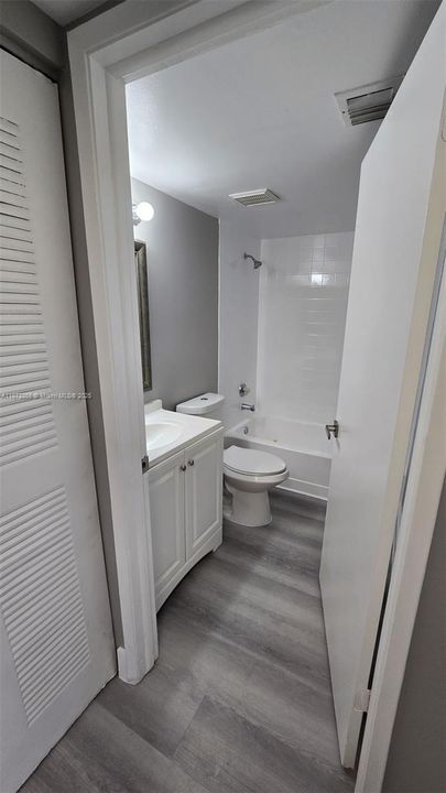 Activo con contrato: $2,150 (2 camas, 2 baños, 986 Pies cuadrados)