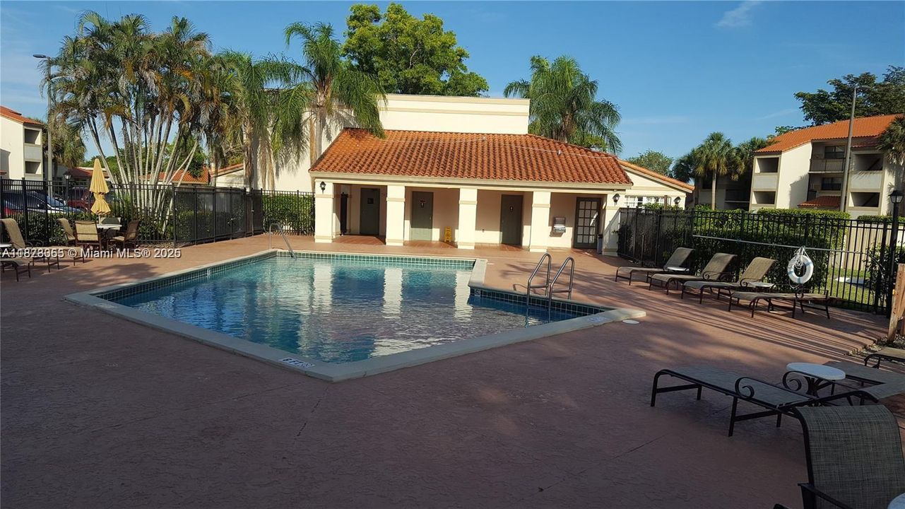 Activo con contrato: $2,150 (2 camas, 2 baños, 986 Pies cuadrados)