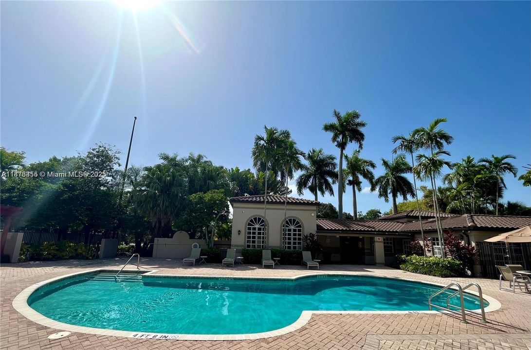 Activo con contrato: $2,150 (2 camas, 2 baños, 986 Pies cuadrados)