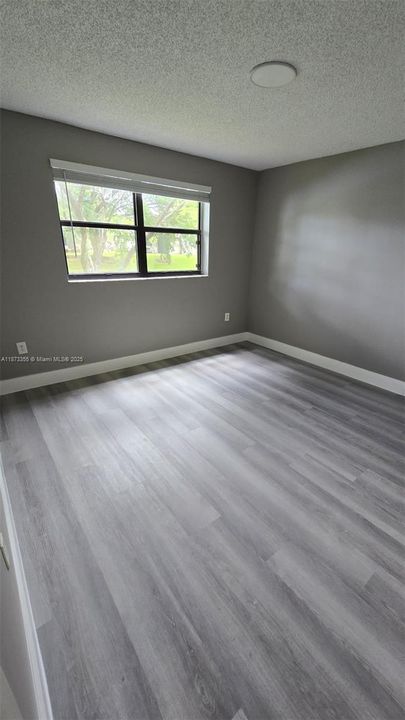 Activo con contrato: $2,150 (2 camas, 2 baños, 986 Pies cuadrados)