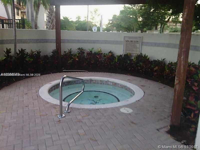 Activo con contrato: $2,150 (2 camas, 2 baños, 986 Pies cuadrados)