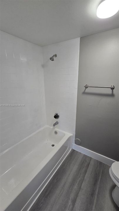 Activo con contrato: $2,150 (2 camas, 2 baños, 986 Pies cuadrados)