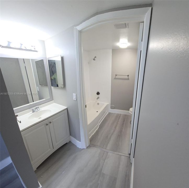 Activo con contrato: $2,150 (2 camas, 2 baños, 986 Pies cuadrados)