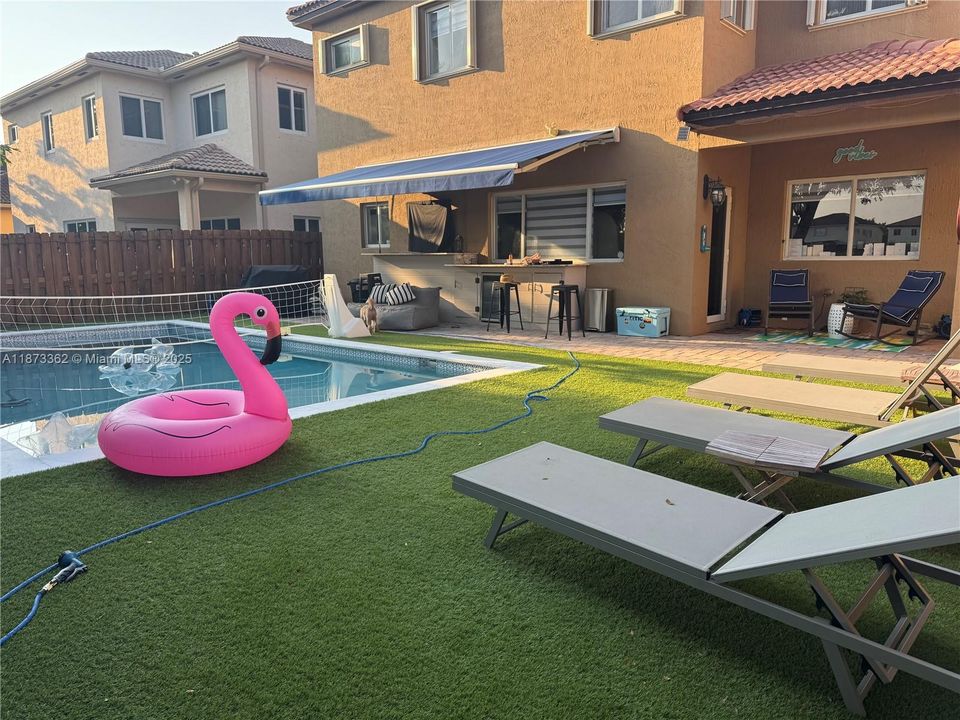 Под контрактом: $4,110 (5 спален, 2 ванн, 2429 Квадратных фут)