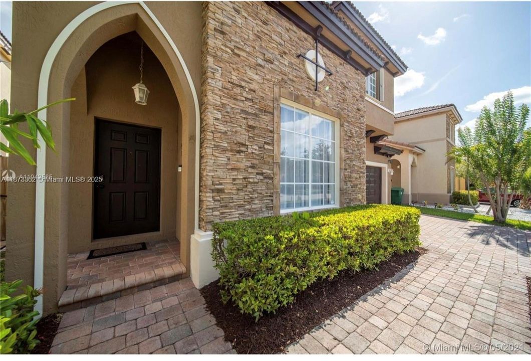 Под контрактом: $4,110 (5 спален, 2 ванн, 2429 Квадратных фут)