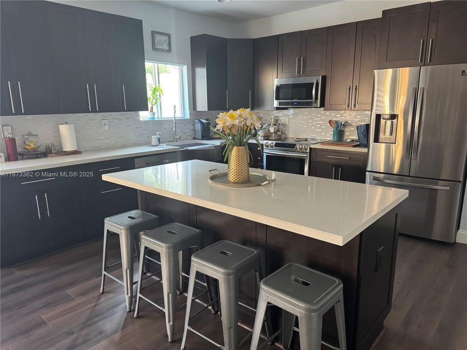 Под контрактом: $4,110 (5 спален, 2 ванн, 2429 Квадратных фут)