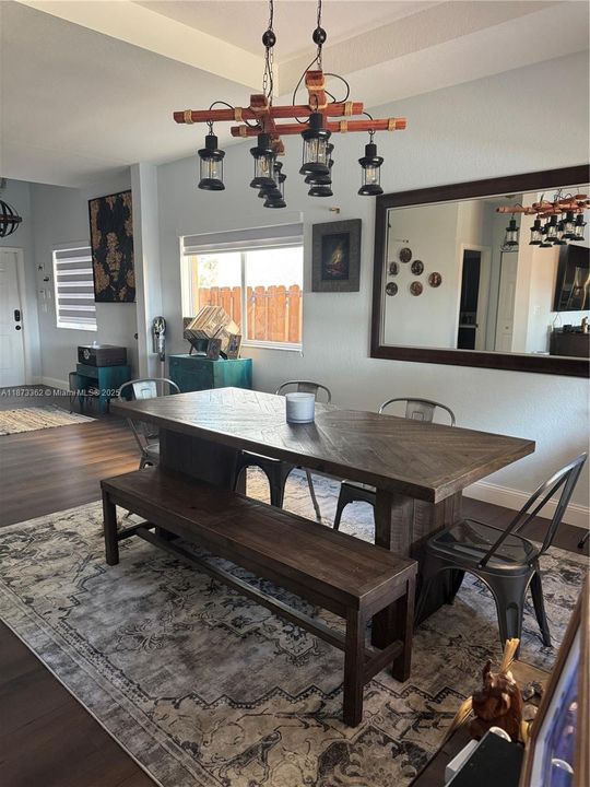 Под контрактом: $4,110 (5 спален, 2 ванн, 2429 Квадратных фут)