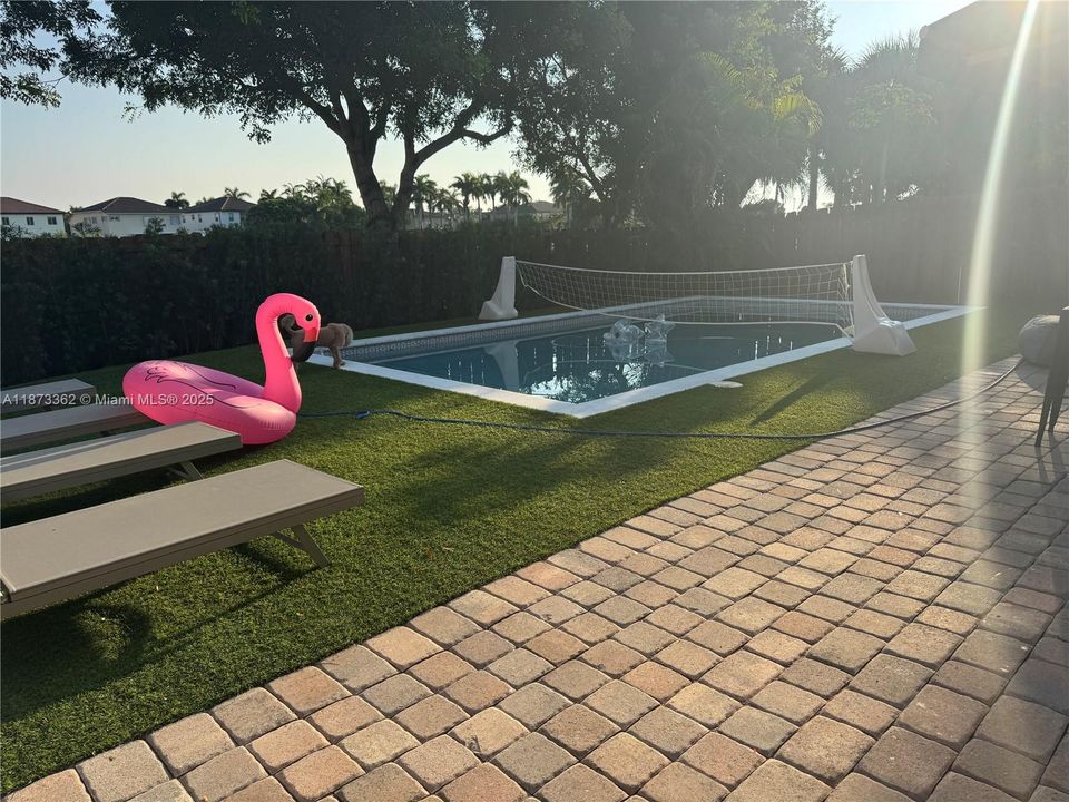 Под контрактом: $4,110 (5 спален, 2 ванн, 2429 Квадратных фут)