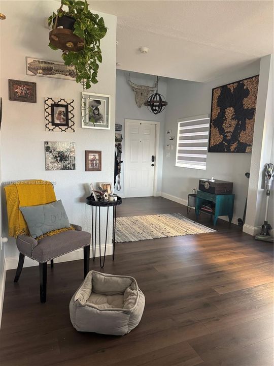 Под контрактом: $4,110 (5 спален, 2 ванн, 2429 Квадратных фут)