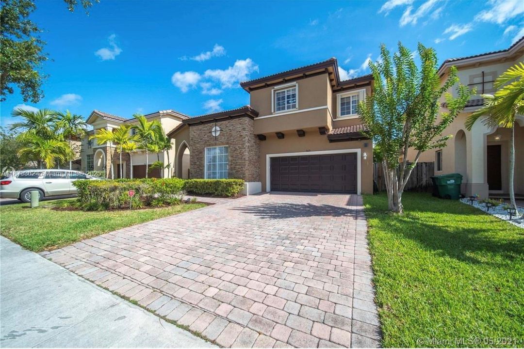 Под контрактом: $4,110 (5 спален, 2 ванн, 2429 Квадратных фут)