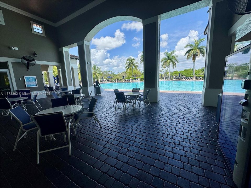 Под контрактом: $4,110 (5 спален, 2 ванн, 2429 Квадратных фут)