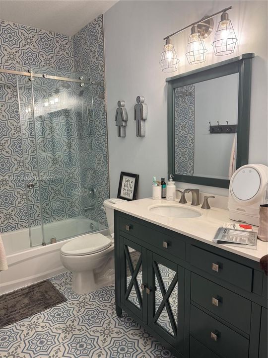 Под контрактом: $4,110 (5 спален, 2 ванн, 2429 Квадратных фут)