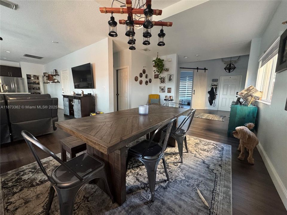 Под контрактом: $4,110 (5 спален, 2 ванн, 2429 Квадратных фут)