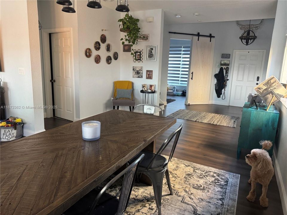 Под контрактом: $4,110 (5 спален, 2 ванн, 2429 Квадратных фут)