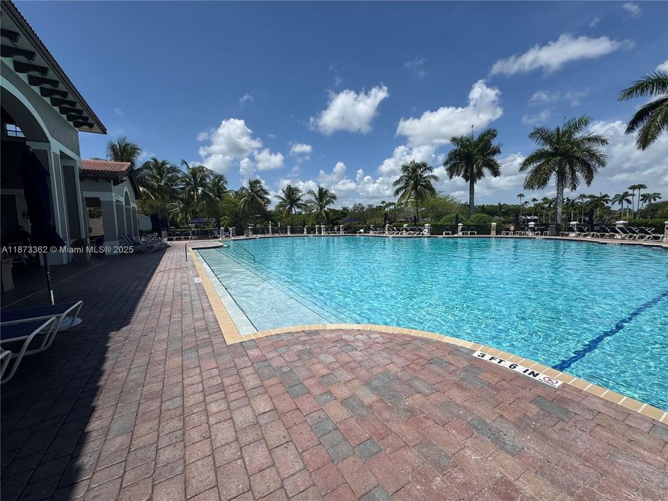 Под контрактом: $4,110 (5 спален, 2 ванн, 2429 Квадратных фут)