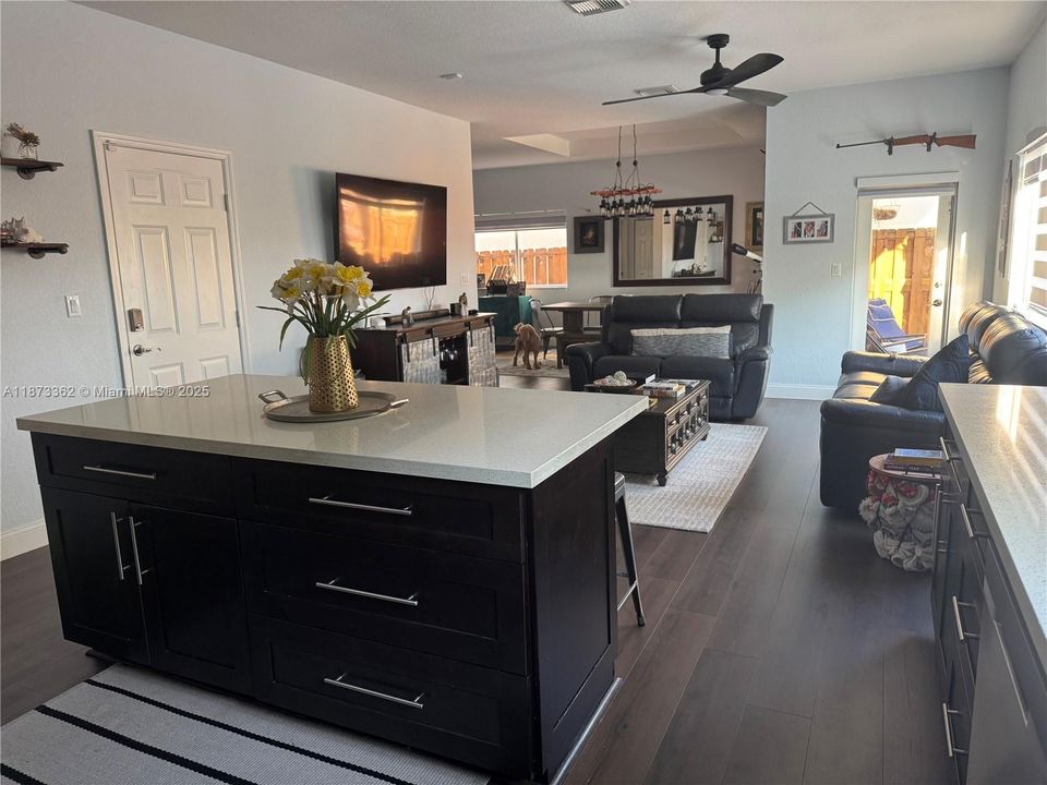 Под контрактом: $4,110 (5 спален, 2 ванн, 2429 Квадратных фут)