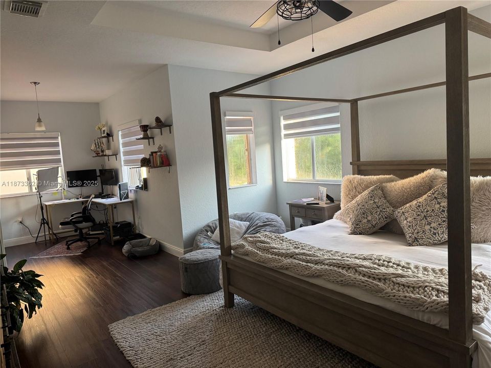 Под контрактом: $4,110 (5 спален, 2 ванн, 2429 Квадратных фут)