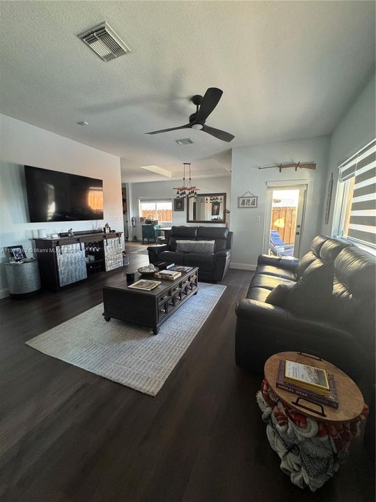 Под контрактом: $4,110 (5 спален, 2 ванн, 2429 Квадратных фут)