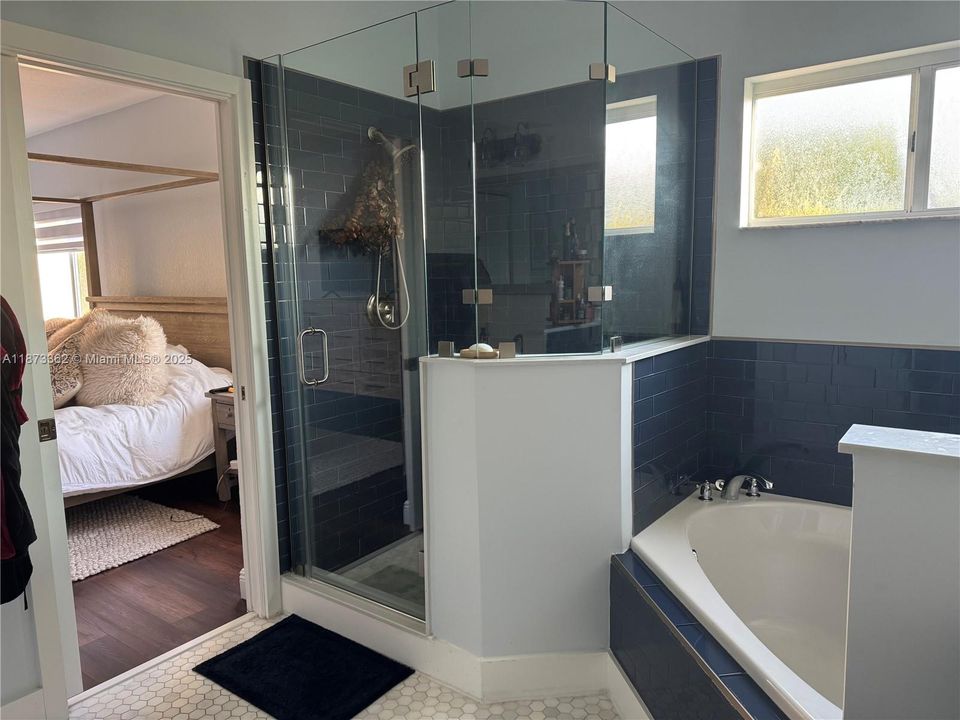 Под контрактом: $4,110 (5 спален, 2 ванн, 2429 Квадратных фут)