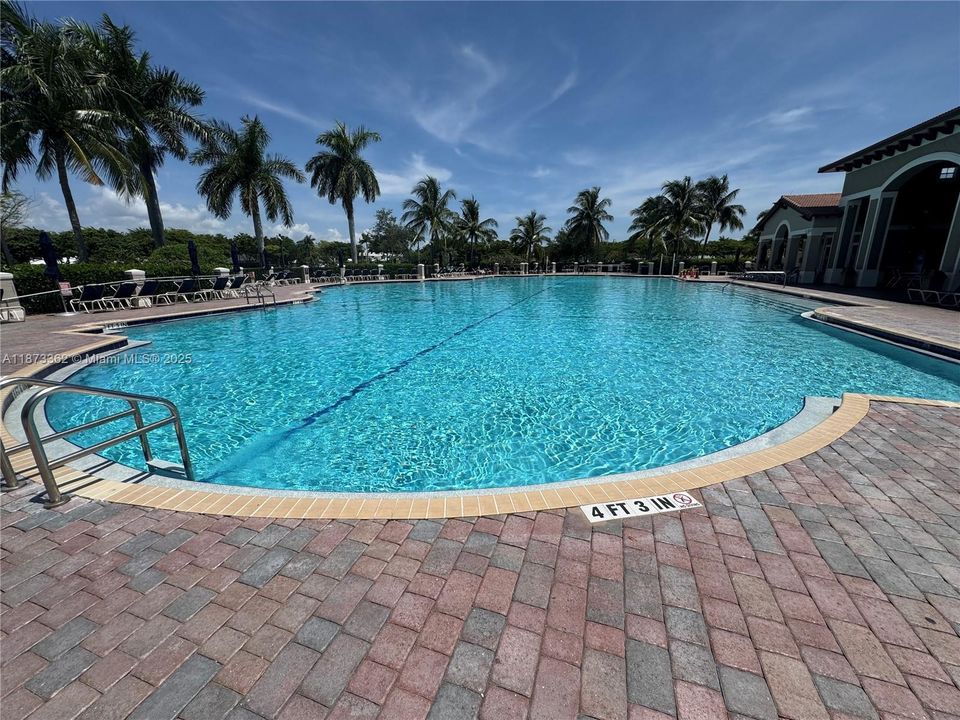 Под контрактом: $4,110 (5 спален, 2 ванн, 2429 Квадратных фут)