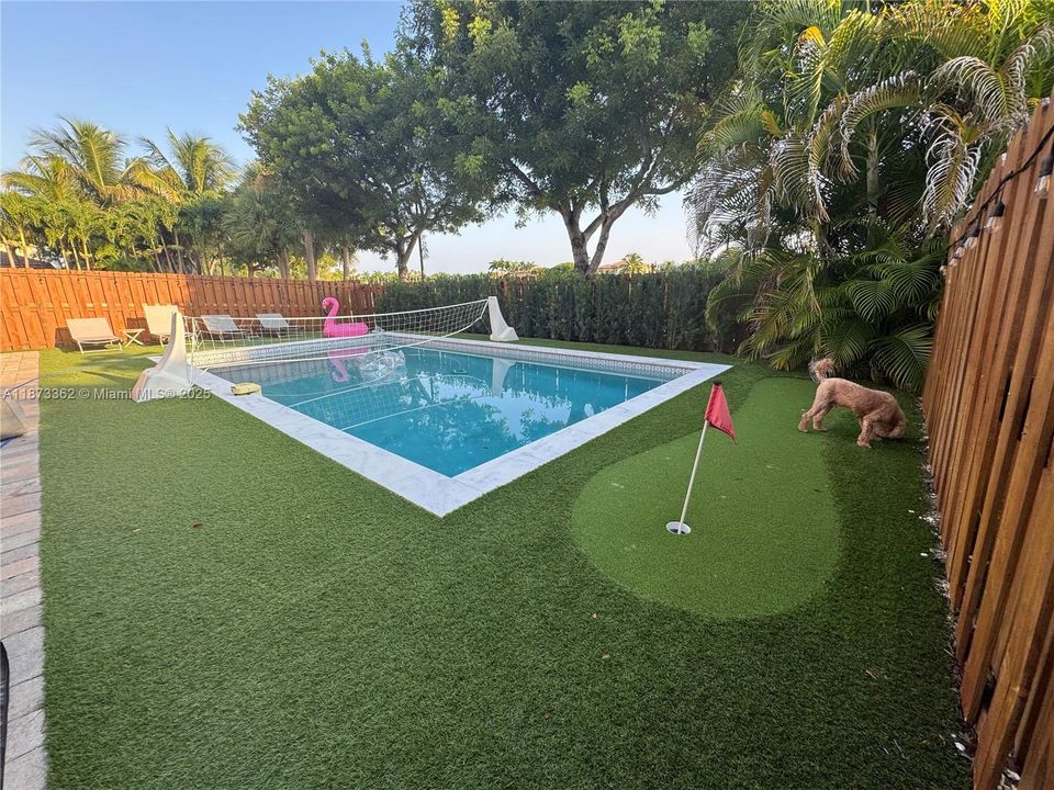 Под контрактом: $4,110 (5 спален, 2 ванн, 2429 Квадратных фут)