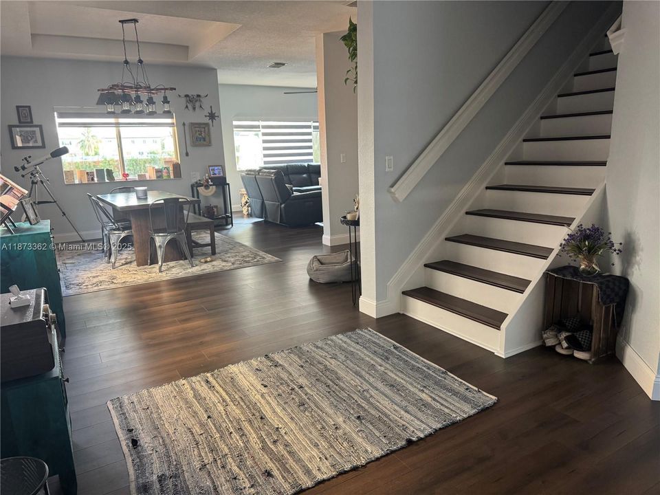 Под контрактом: $4,110 (5 спален, 2 ванн, 2429 Квадратных фут)