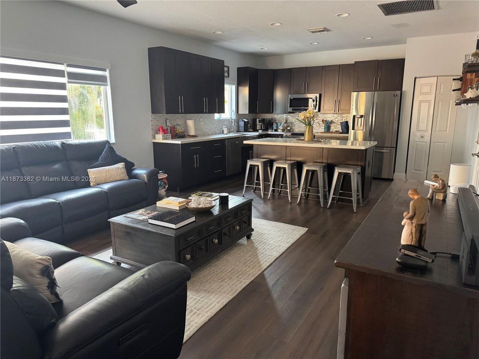 Под контрактом: $4,110 (5 спален, 2 ванн, 2429 Квадратных фут)