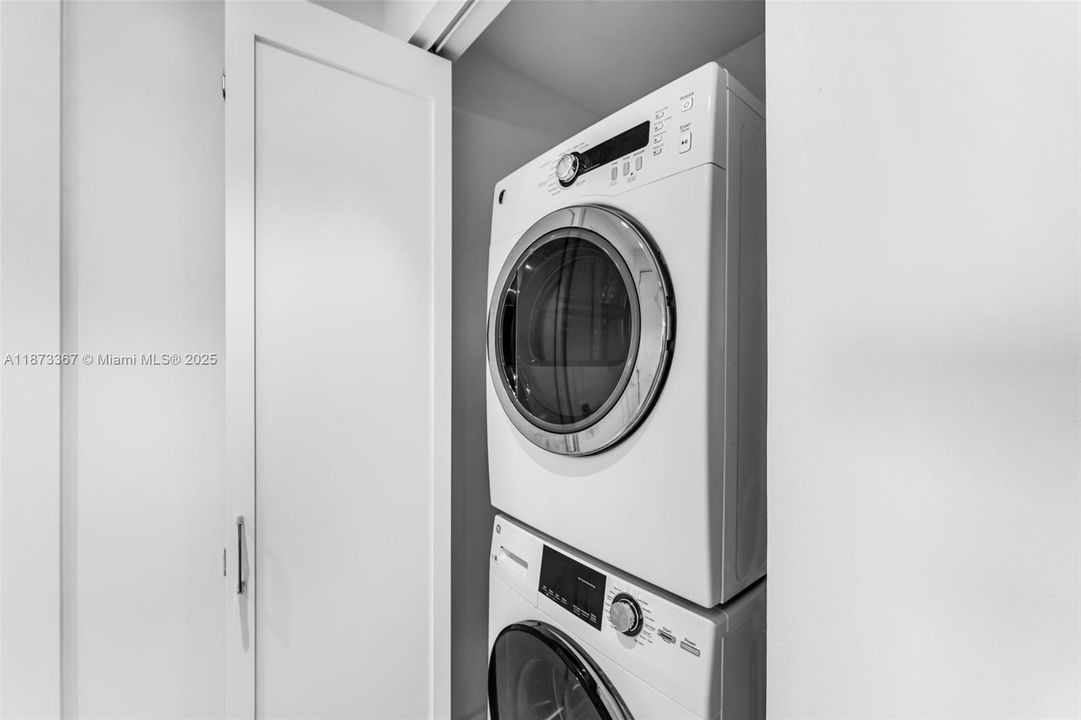 For Sale: $1,595,000 (2 beds, 2 baths, 1463 Square Feet)