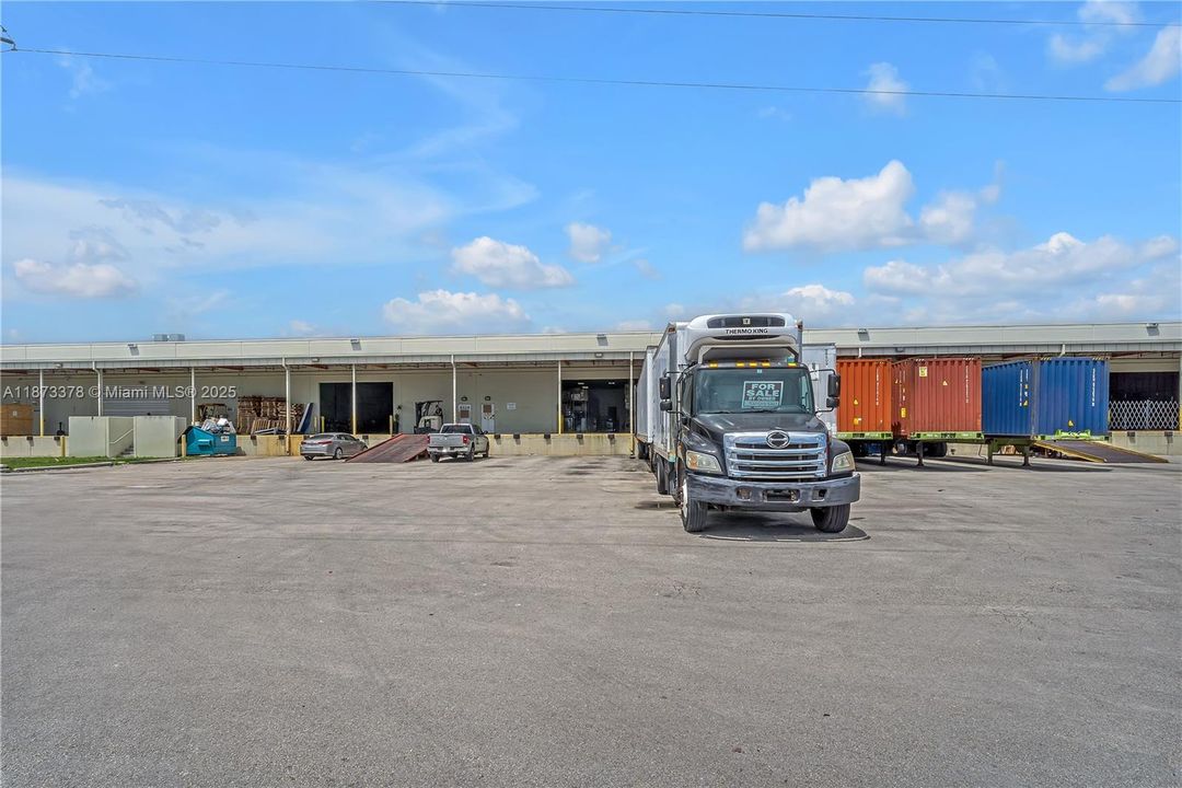 合同活跃: $3,200,000 (0 贝兹, 0 浴室, 0 平方英尺)