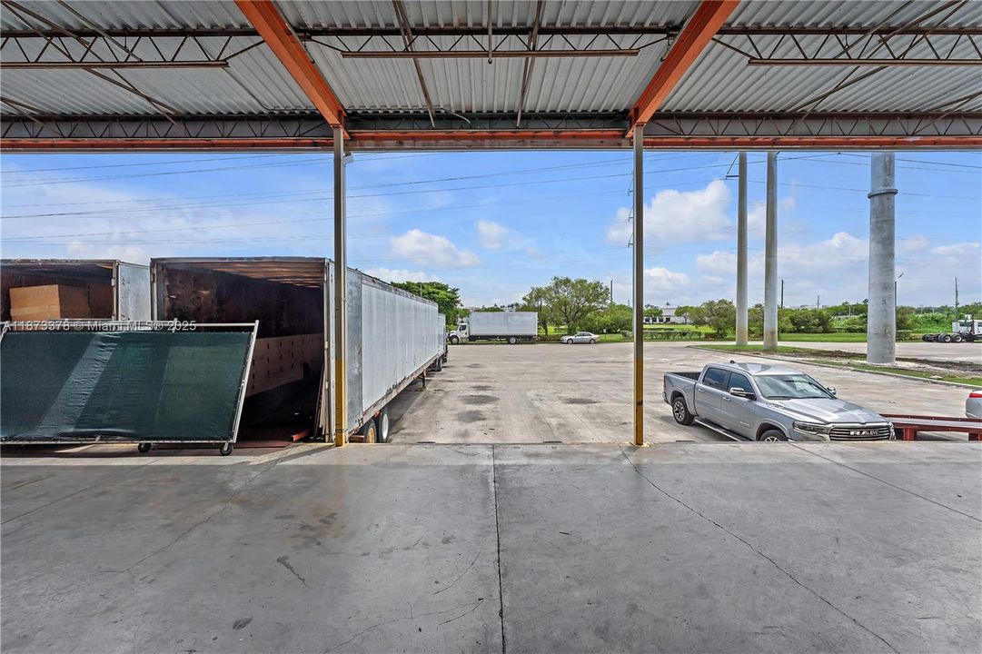 合同活跃: $3,200,000 (0 贝兹, 0 浴室, 0 平方英尺)