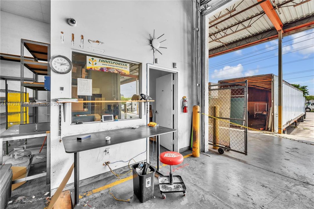 合同活跃: $3,200,000 (0 贝兹, 0 浴室, 0 平方英尺)