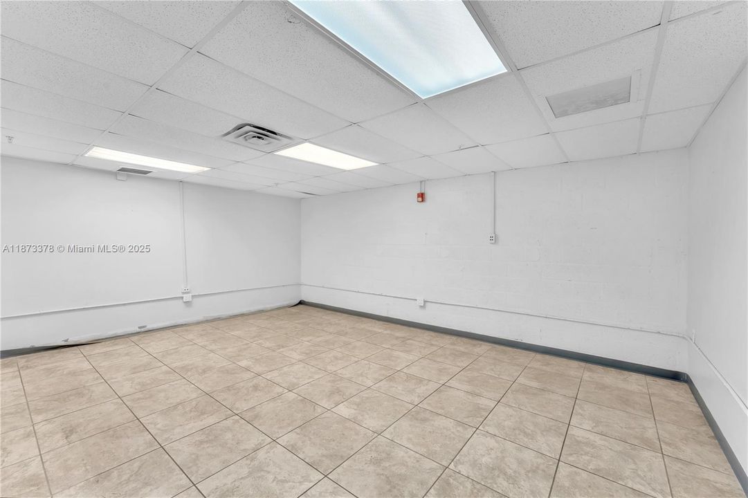 合同活跃: $3,200,000 (0 贝兹, 0 浴室, 0 平方英尺)