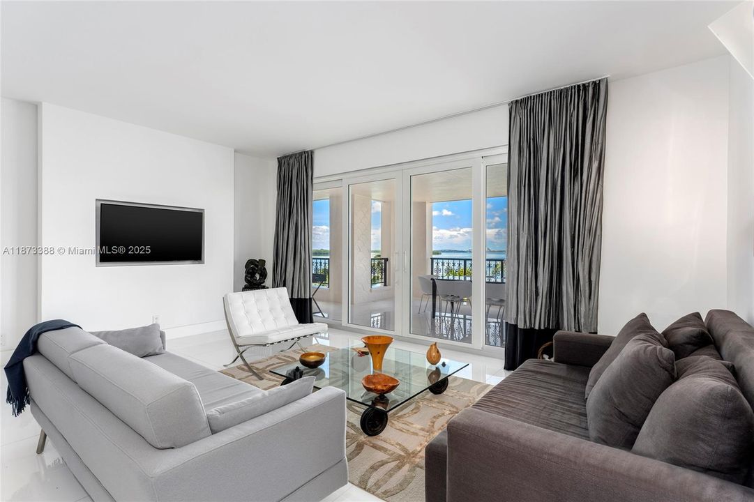 合同活跃: $3,850,000 (3 贝兹, 3 浴室, 1950 平方英尺)