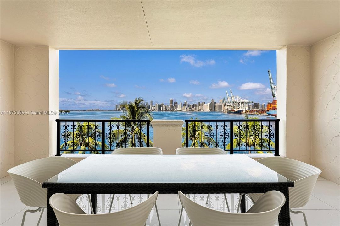 合同活跃: $3,850,000 (3 贝兹, 3 浴室, 1950 平方英尺)