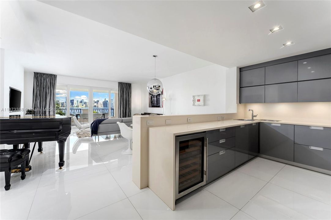 合同活跃: $3,850,000 (3 贝兹, 3 浴室, 1950 平方英尺)