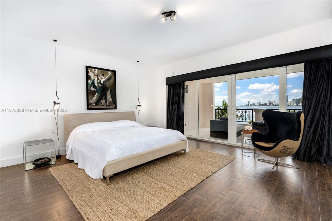 合同活跃: $3,850,000 (3 贝兹, 3 浴室, 1950 平方英尺)