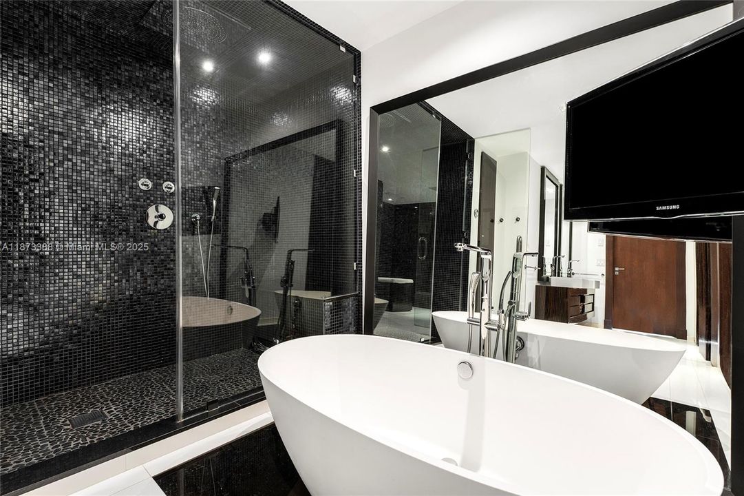 合同活跃: $3,850,000 (3 贝兹, 3 浴室, 1950 平方英尺)