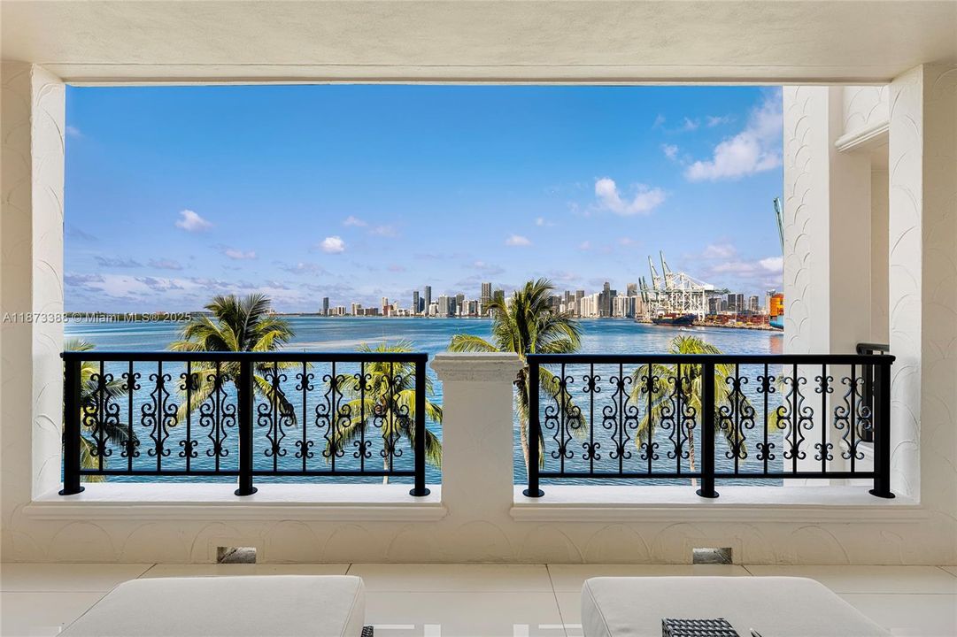 合同活跃: $3,850,000 (3 贝兹, 3 浴室, 1950 平方英尺)