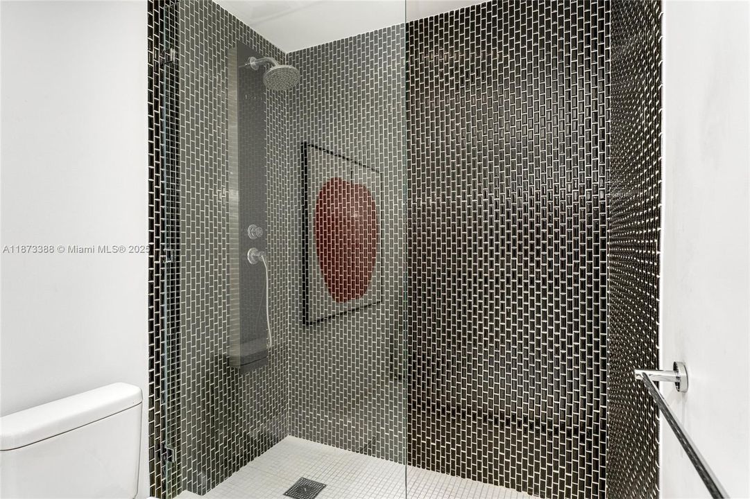 合同活跃: $3,850,000 (3 贝兹, 3 浴室, 1950 平方英尺)