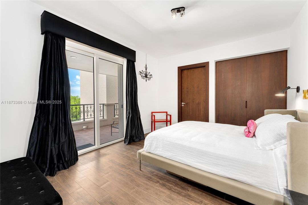 合同活跃: $3,850,000 (3 贝兹, 3 浴室, 1950 平方英尺)