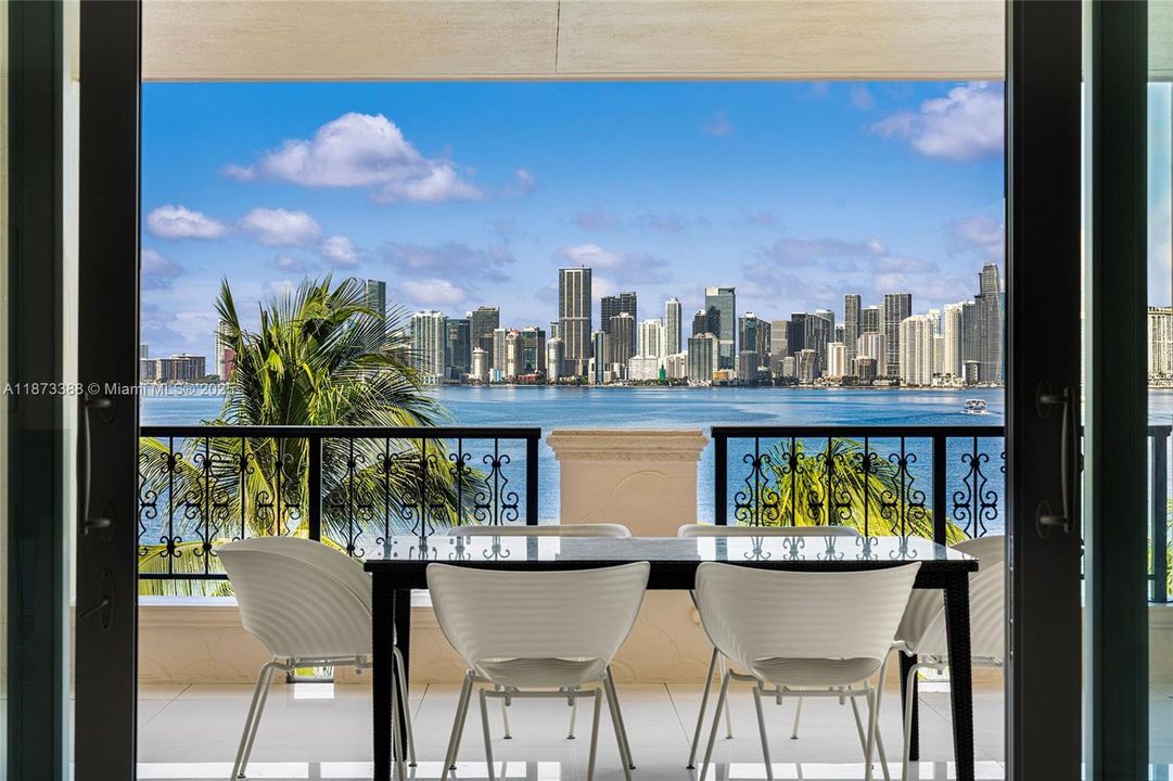 合同活跃: $3,850,000 (3 贝兹, 3 浴室, 1950 平方英尺)